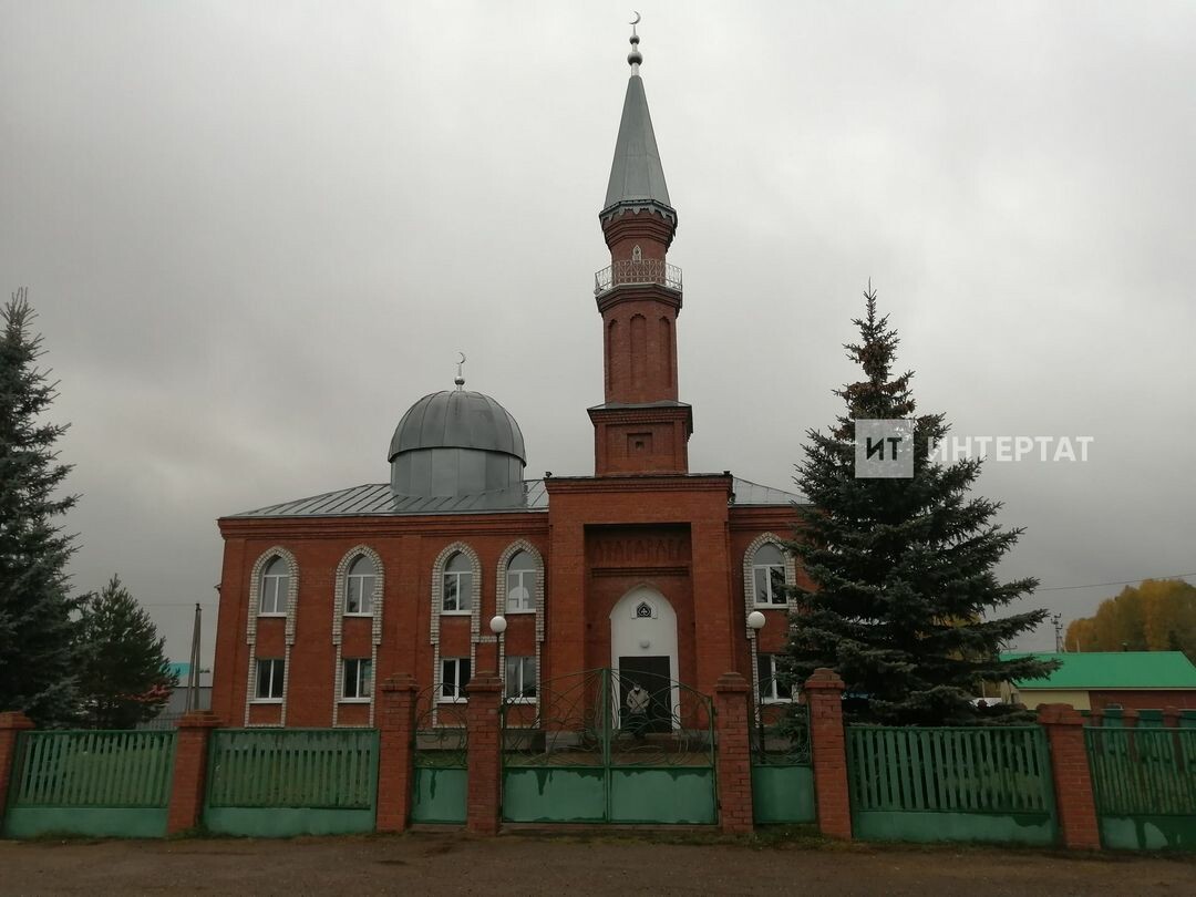 Мечеть имени Батырши из красного кирпича с минаретом и куполом
