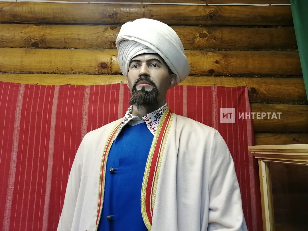 Фигура Батырши в белой чалме в экспозиции музея