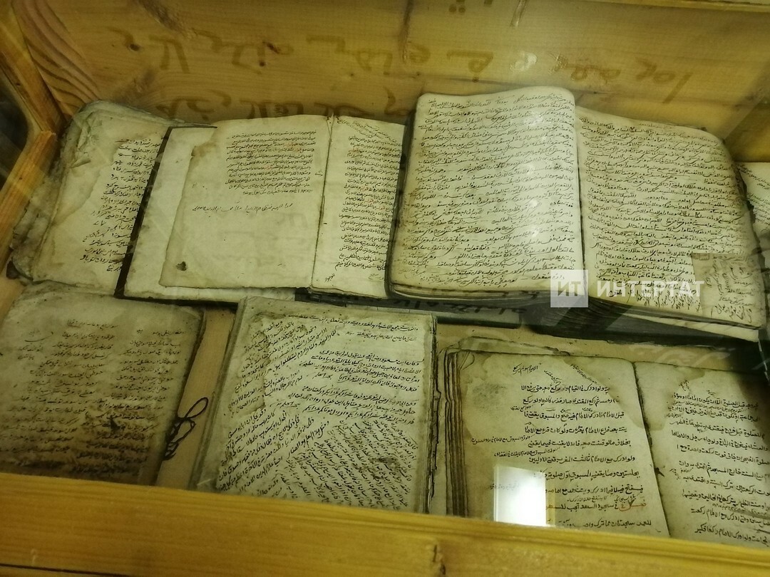 Рукописные книги на арабской графике в витрине музея