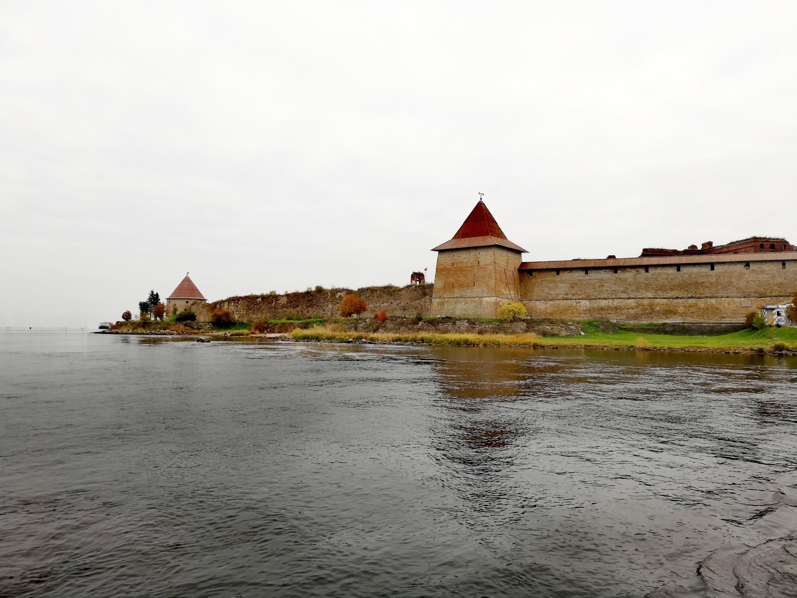 Стены и башни крепости Орешек со стороны воды
